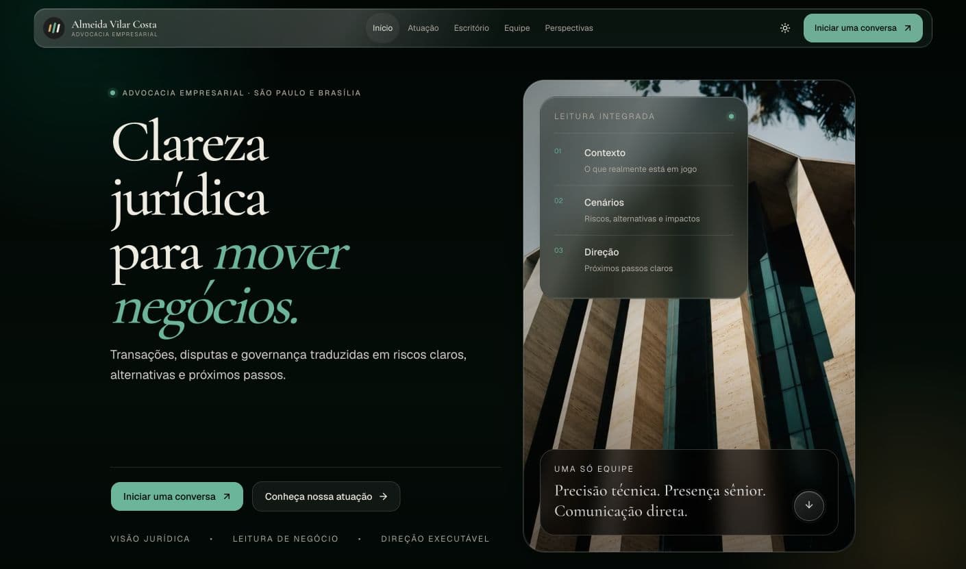 Página inicial do escritório Almeida Vilar Costa com o título Clareza jurídica para mover negócios e uma composição arquitetônica em tons de verde.